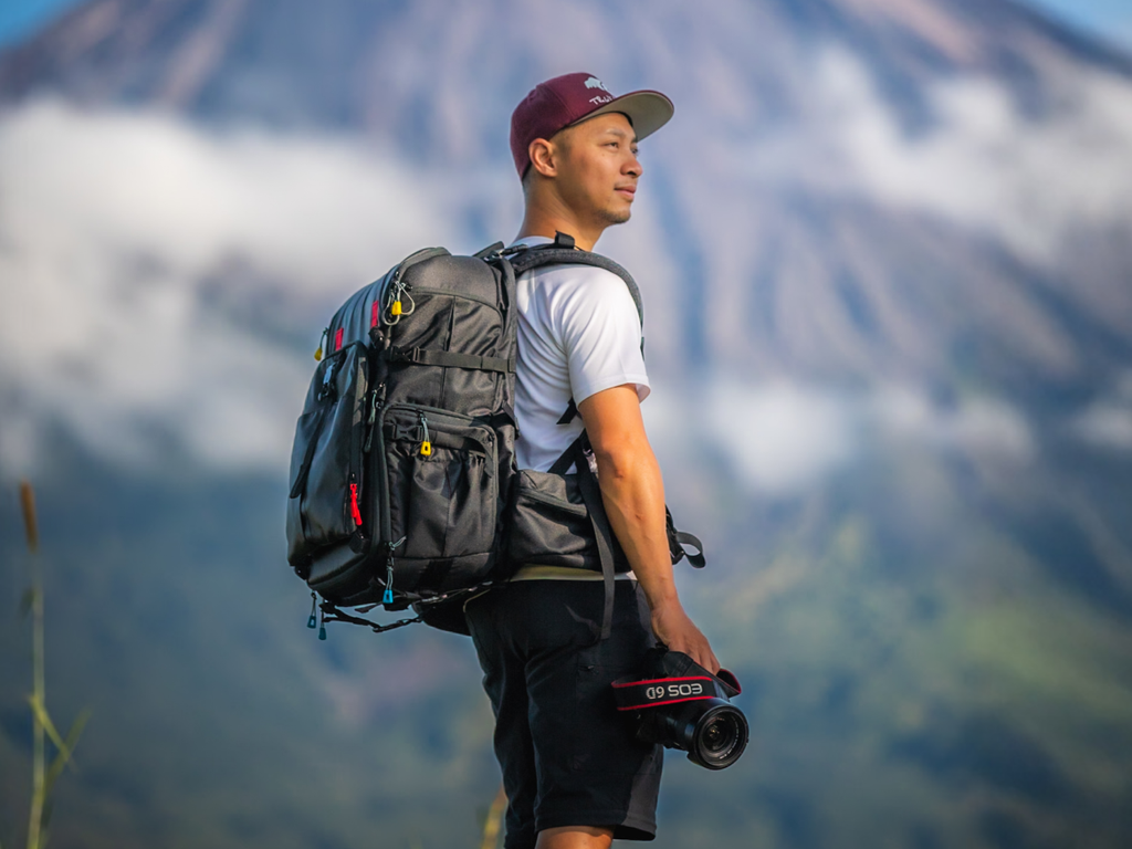 Two Red Tabs: The World’s First 10-in-1 Camera Bag
