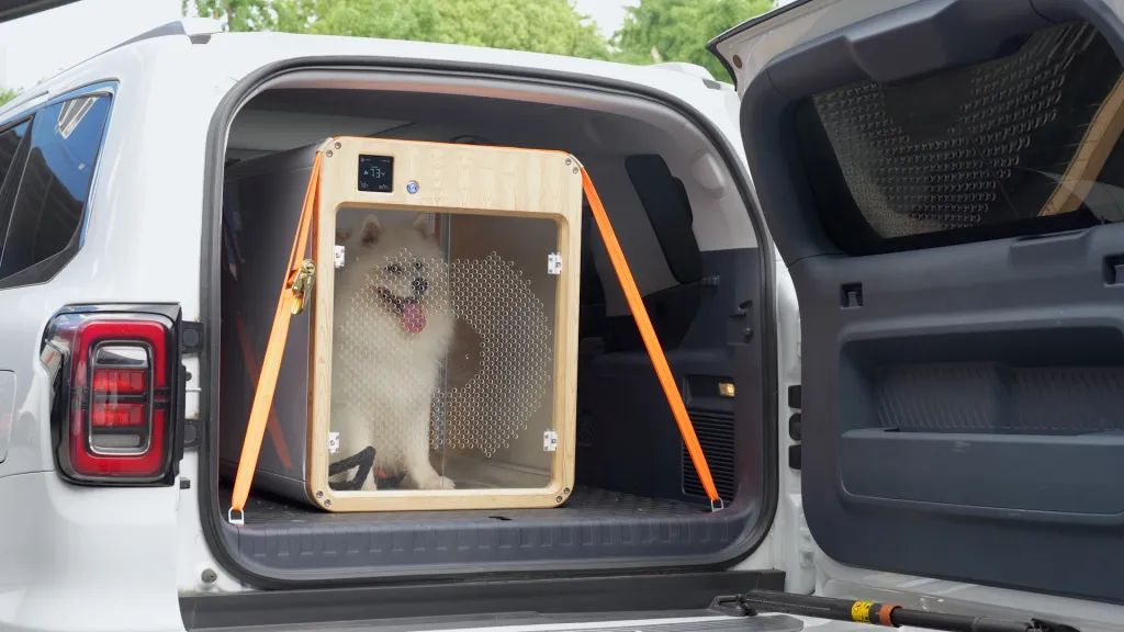 World’s First Battery-Powered Air-Conditioned Dog Crate